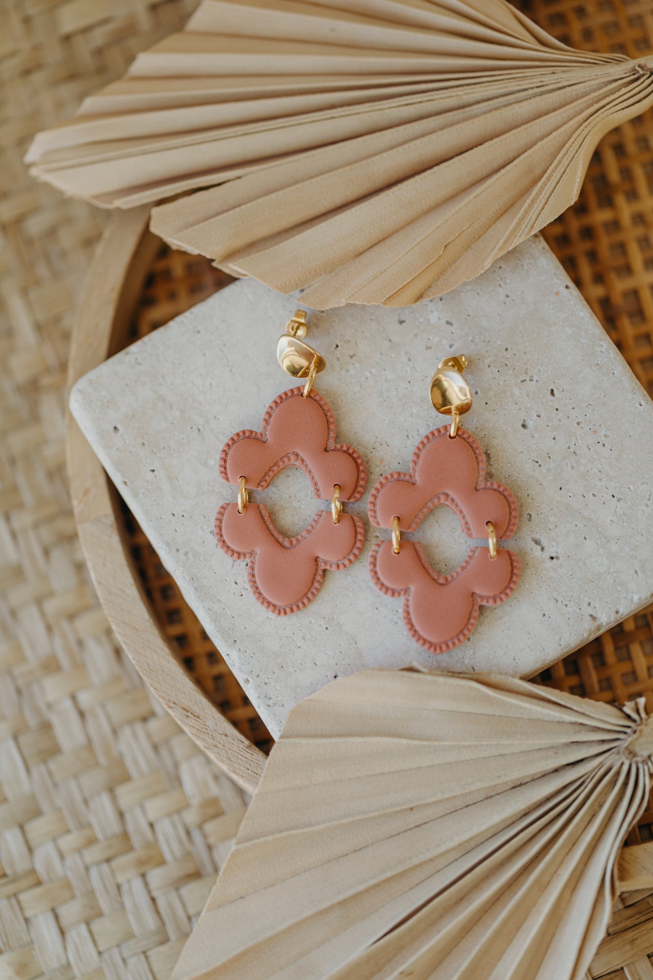 NALEEN - große Boho Ohrringe in hellem Terrakotta