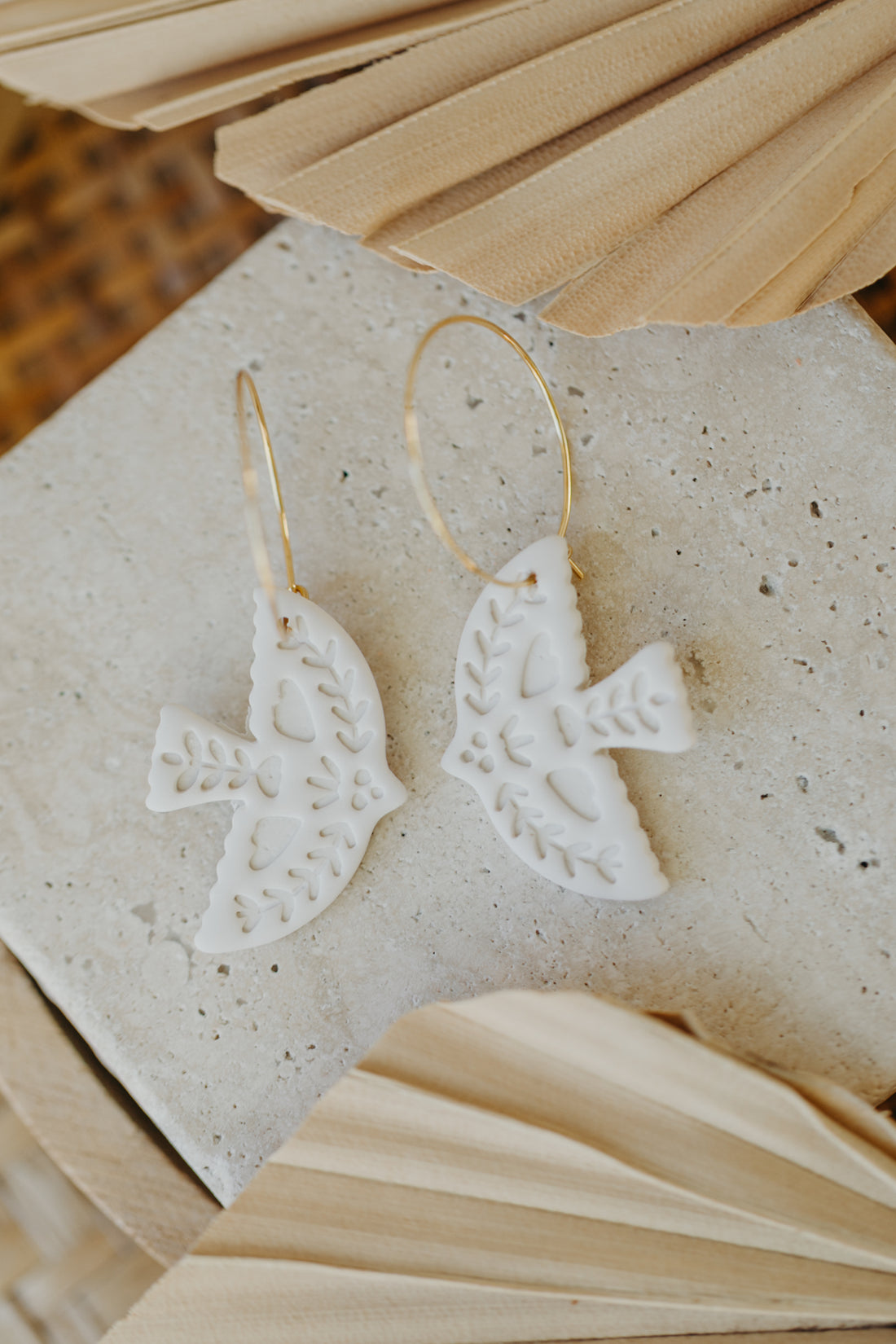 NAYLA - helle cremeweiße Vogel Creolen