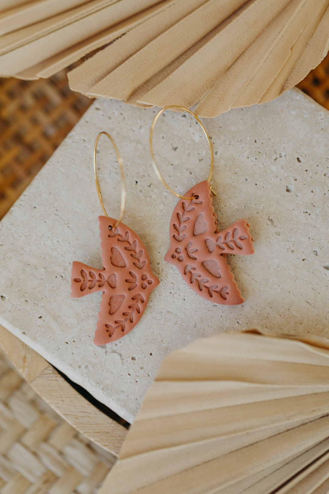 NAYLA - Vogel Creolen in hellem Terrakotta