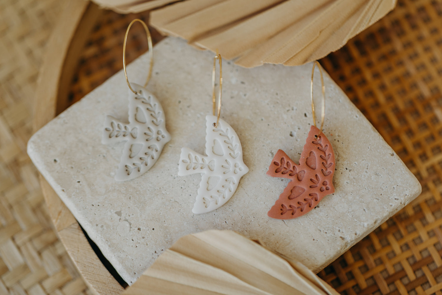 NAYLA - Bird hoop earrings in chalk color