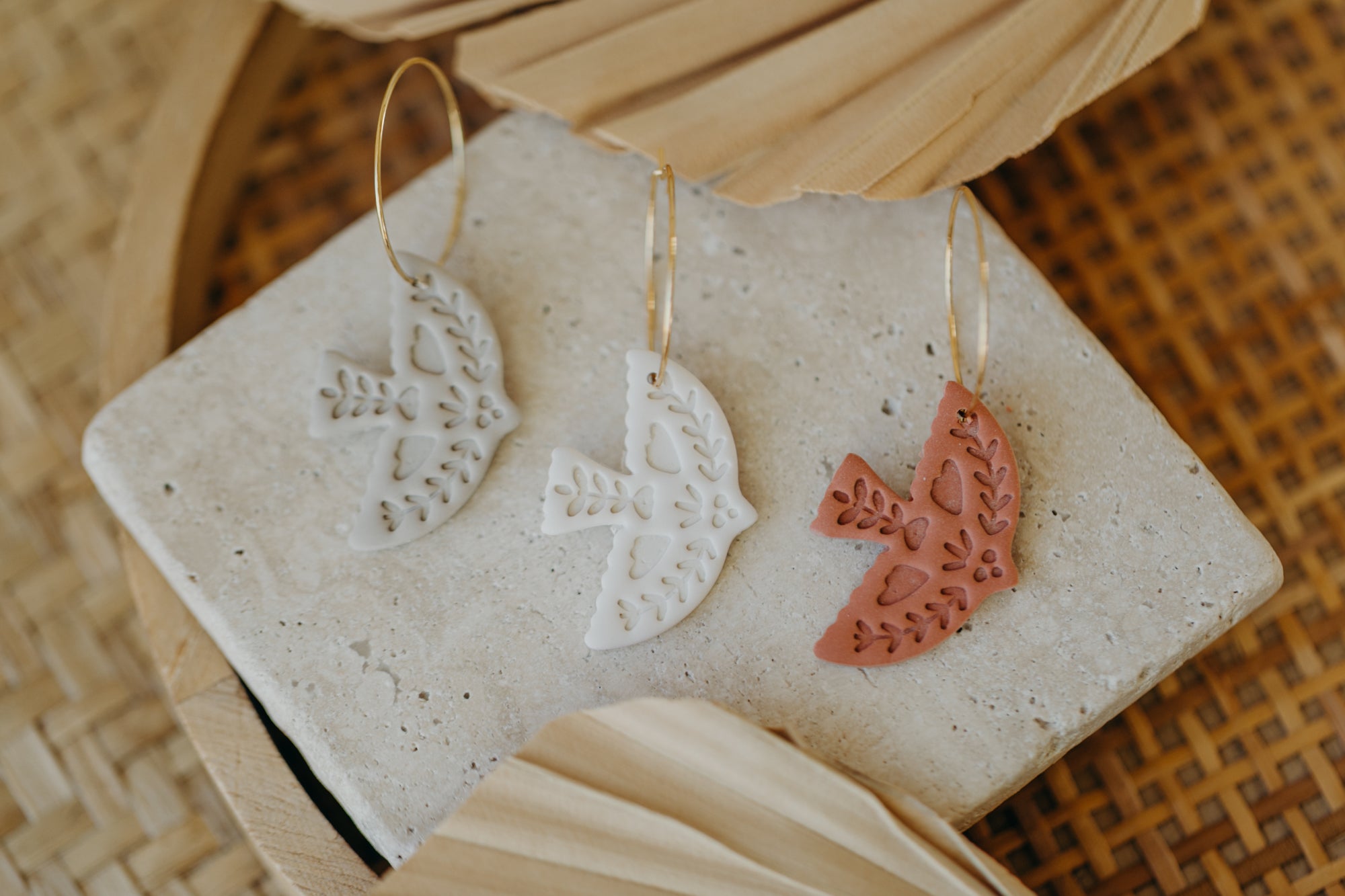 NAYLA - Bird hoop earrings in chalk color