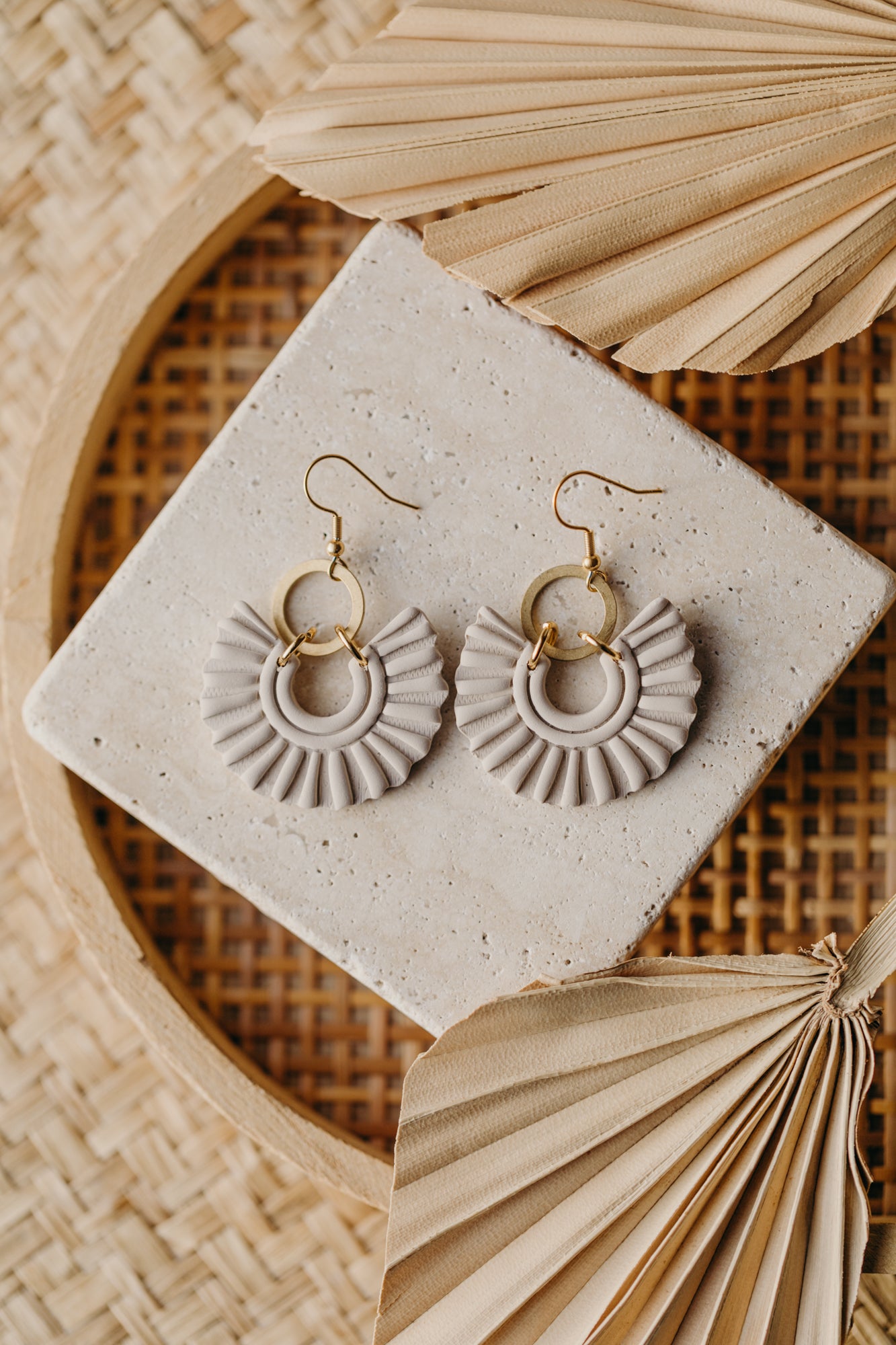 NENEI - helle runde Boho Ohrringe