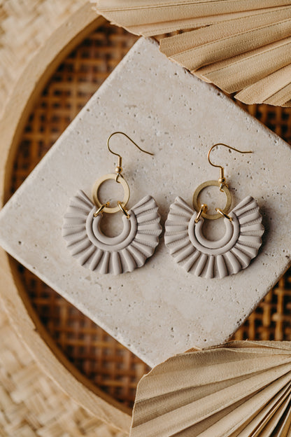 NENEI - helle runde Boho Ohrringe