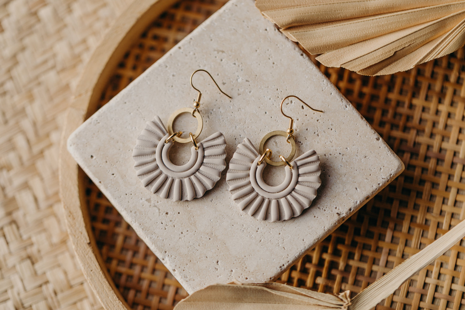 NENEI - helle runde Boho Ohrringe