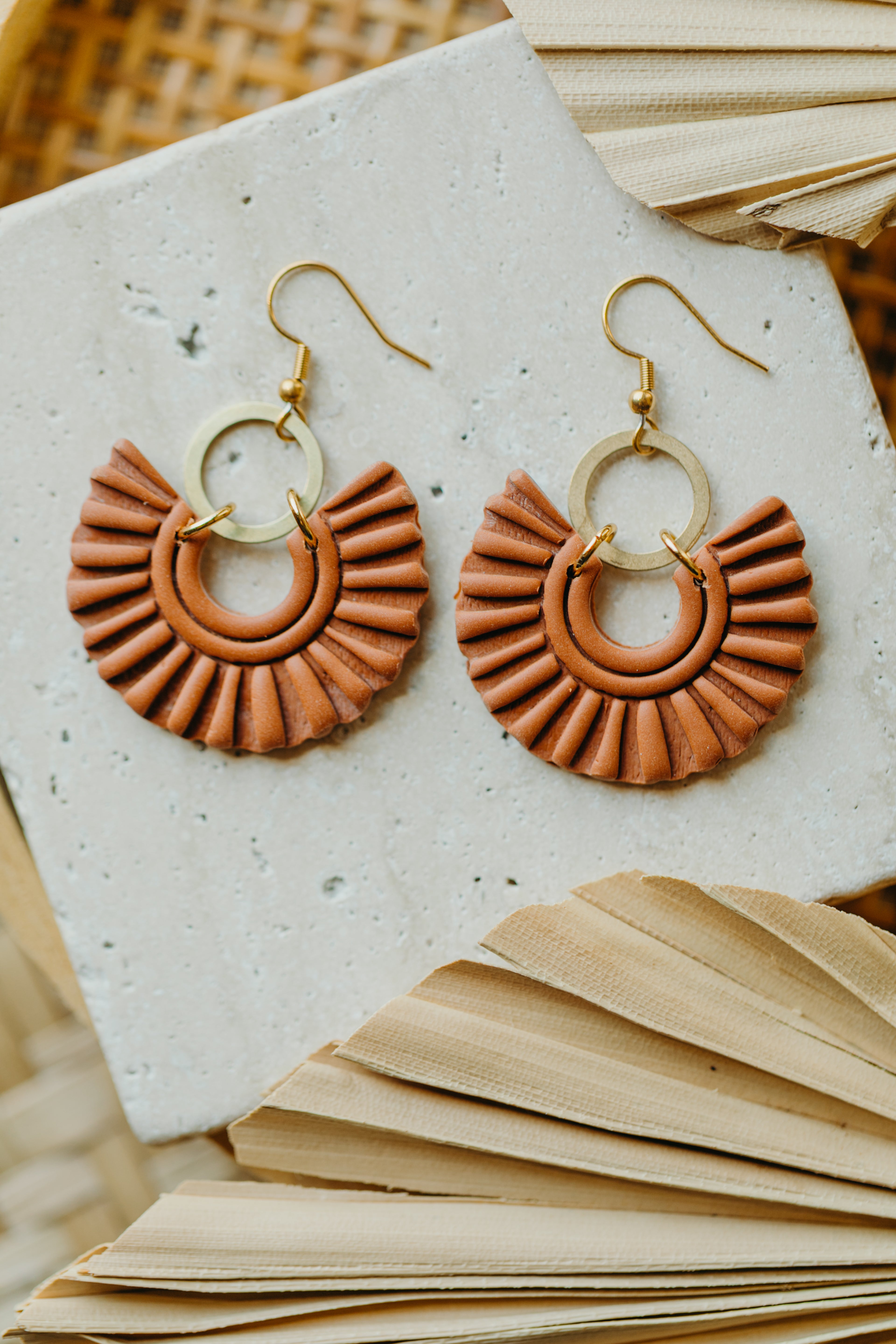 NENEI - runde Boho Ohrringe zimt