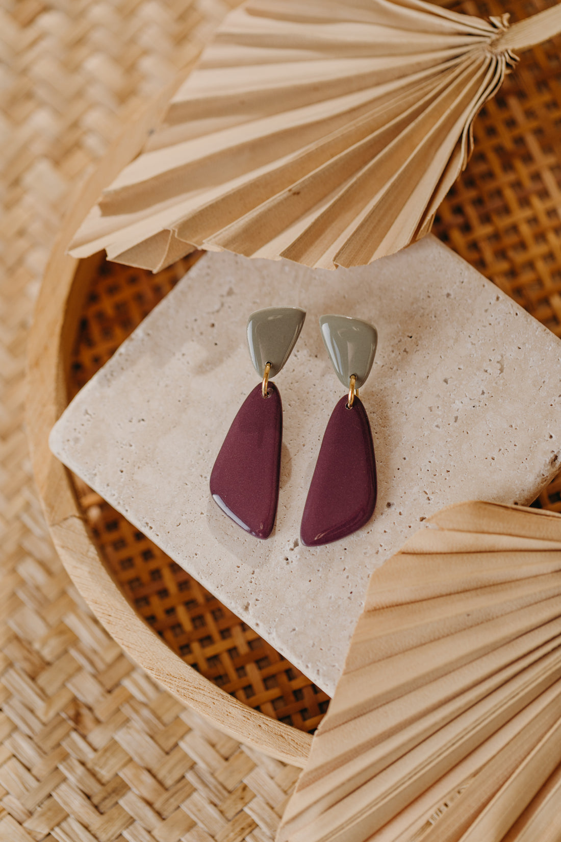 NIA - zweifarbige länglich glänzende Ohrringe aus Polymer Ton