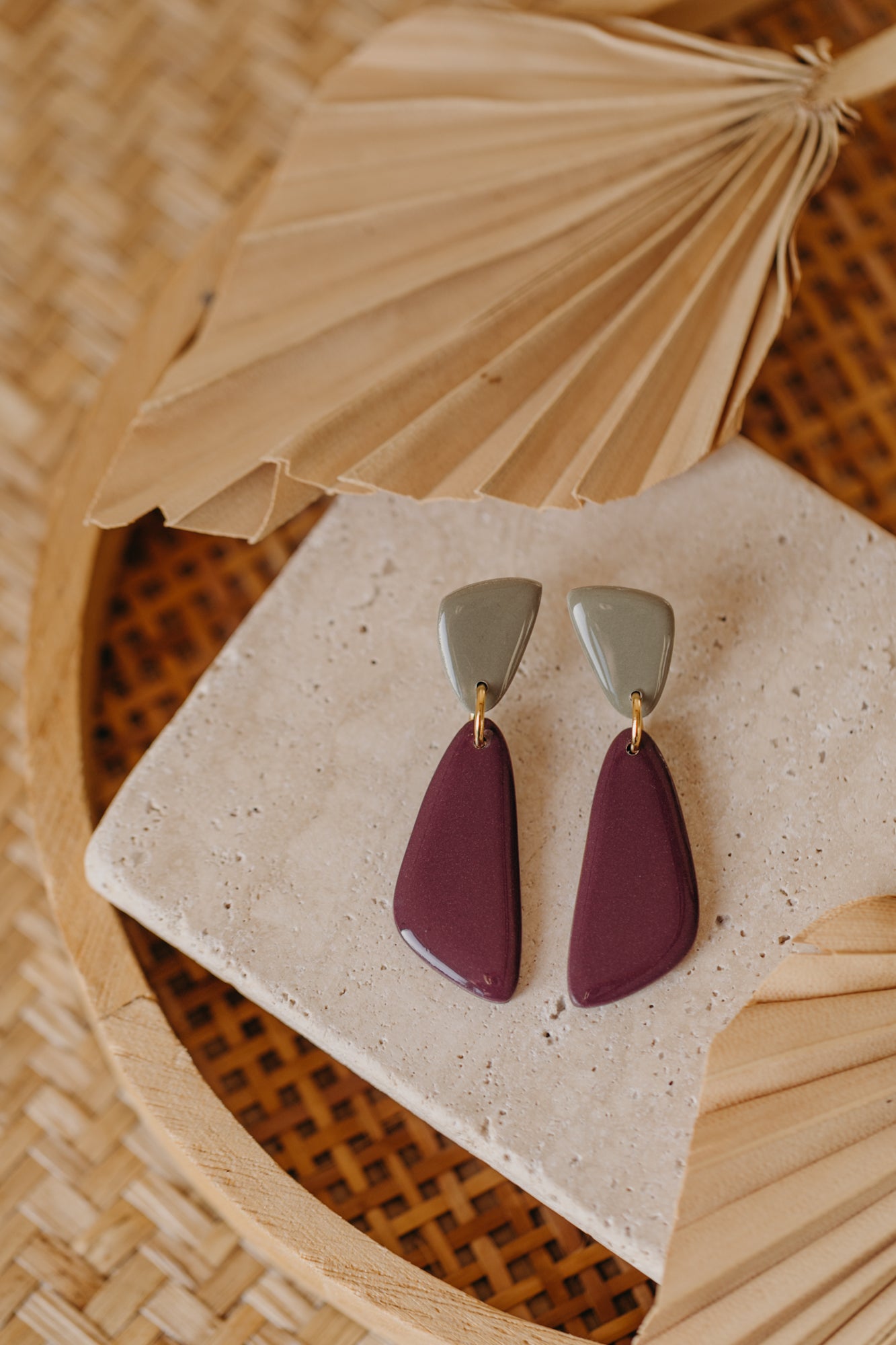 NIA - zweifarbige länglich glänzende Ohrringe aus Polymer Ton