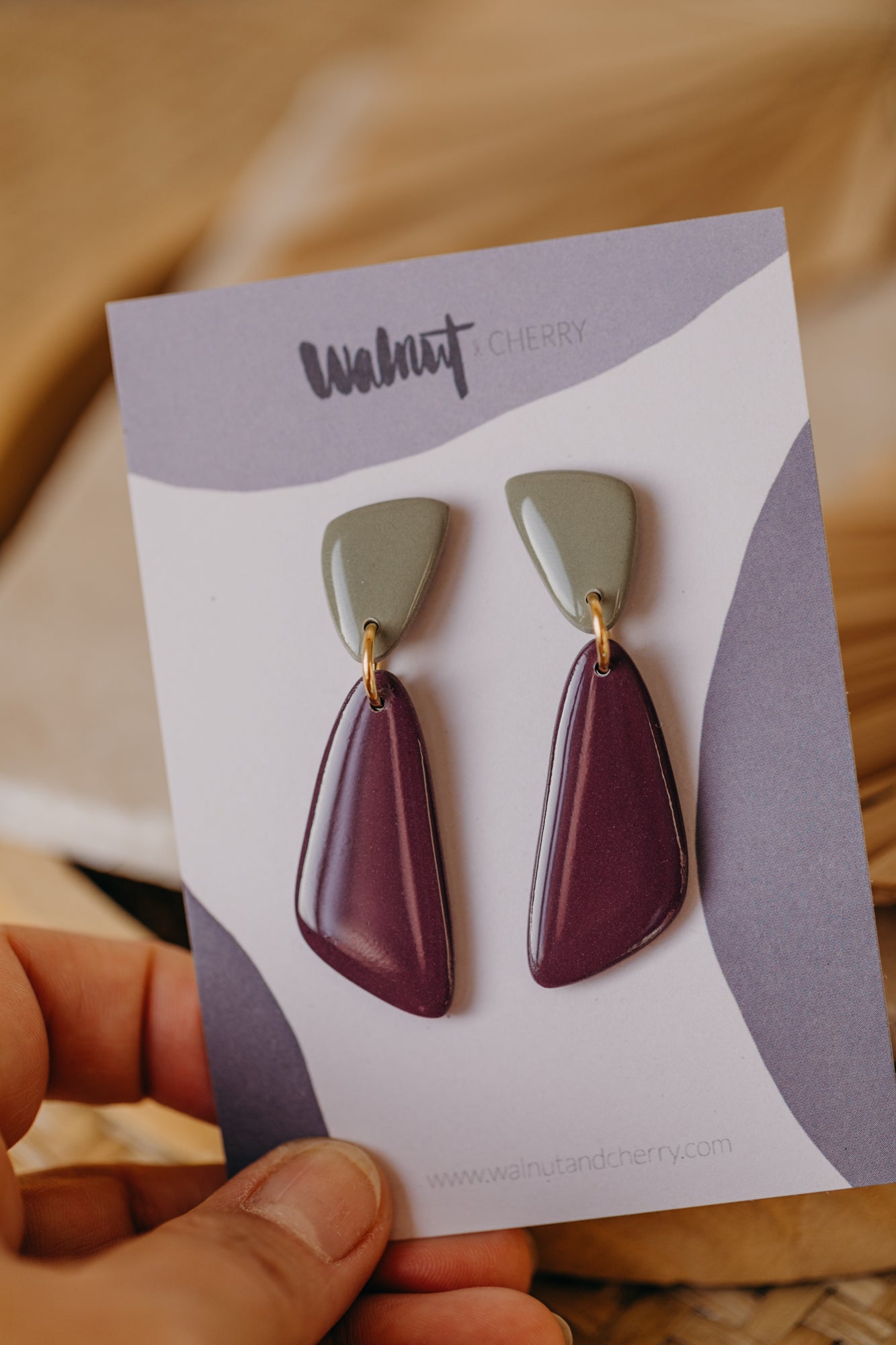 NIA - zweifarbige länglich glänzende Ohrringe aus Polymer Ton