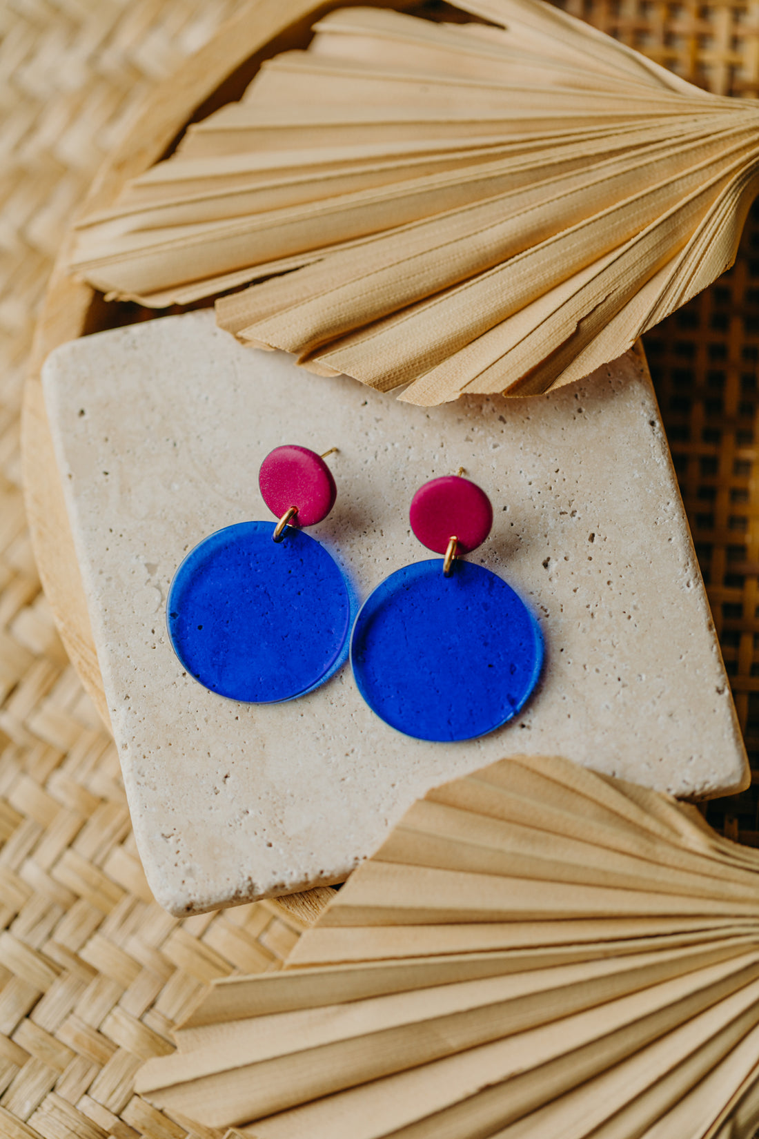 NIO - Statement Ohrringe in Fuchsia und Blau mit rundem Anhänger
