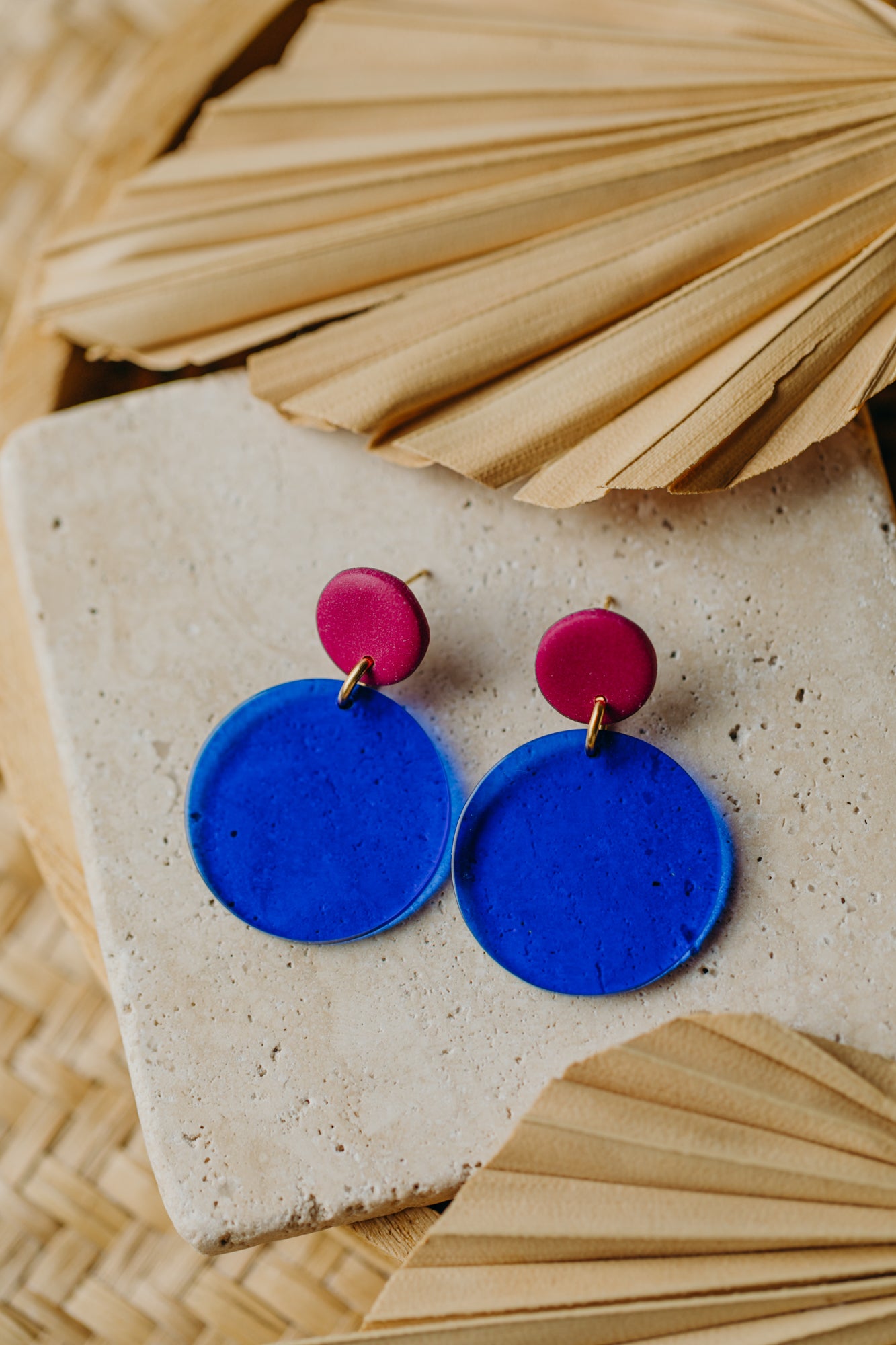 NIO - Statement Ohrringe in Fuchsia und Blau mit rundem Anhänger