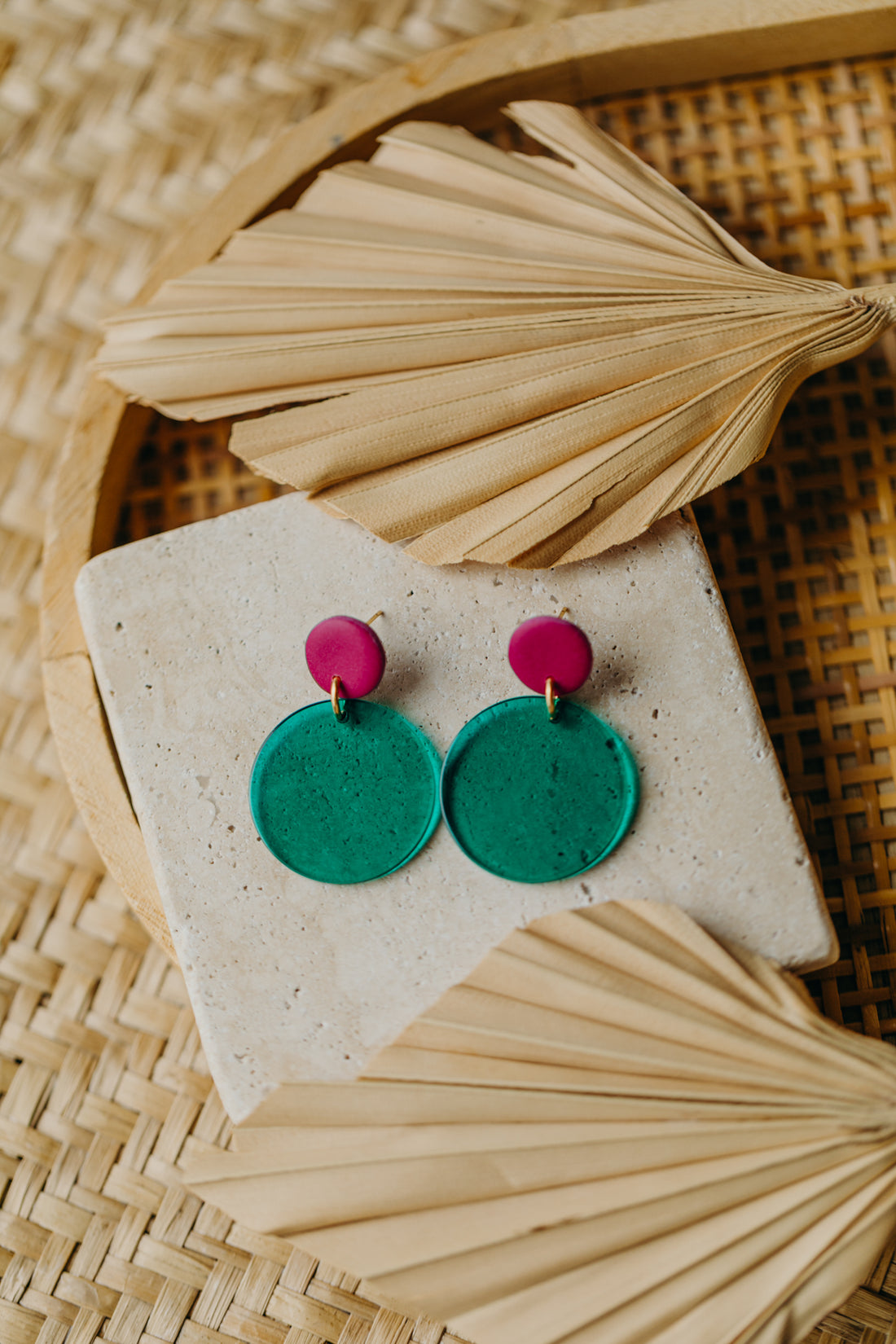 NIO - Statement Ohrringe in Fuchsia und Dunkelgrün mit rundem Anhänger
