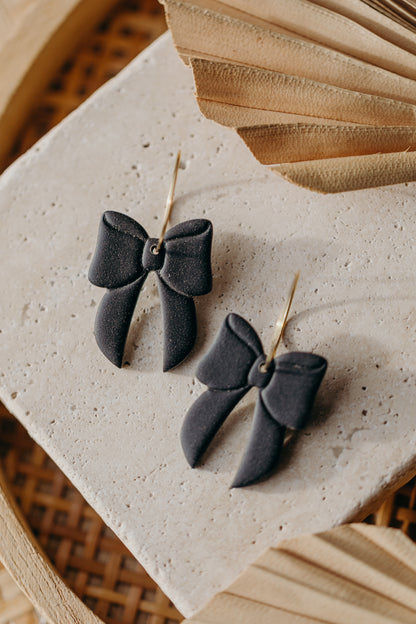 NOELLE - schwarze Polymer Ton Ohrringe in Schleifenform