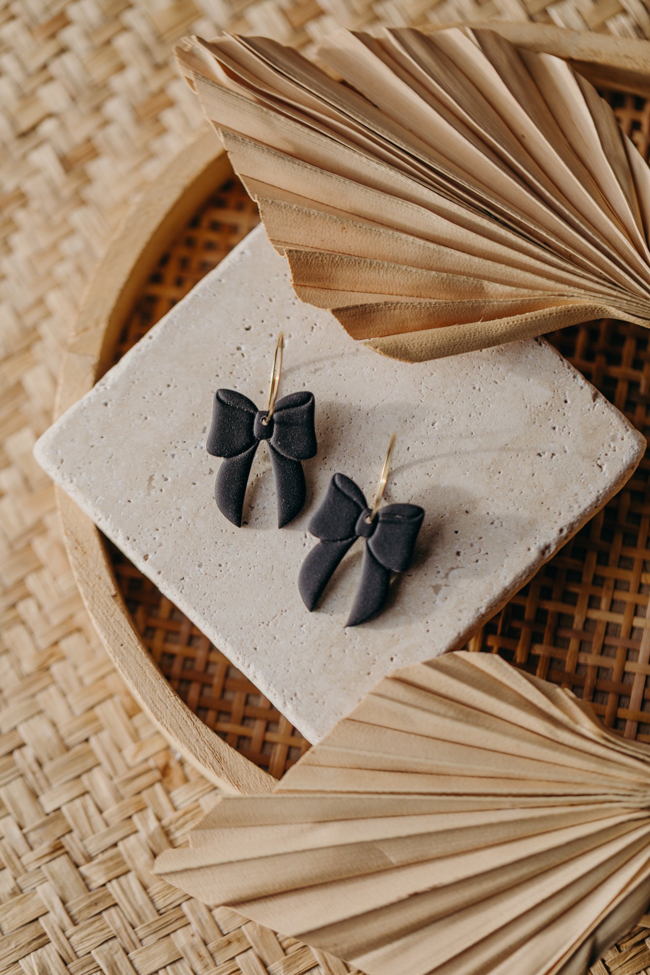 NOELLE - schwarze Polymer Ton Ohrringe in Schleifenform