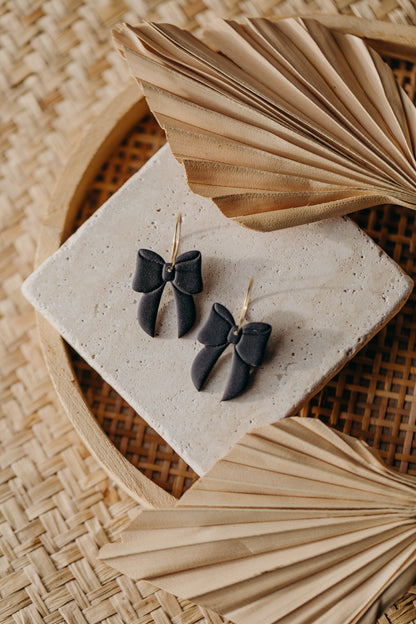 NOELLE - schwarze Polymer Ton Ohrringe in Schleifenform