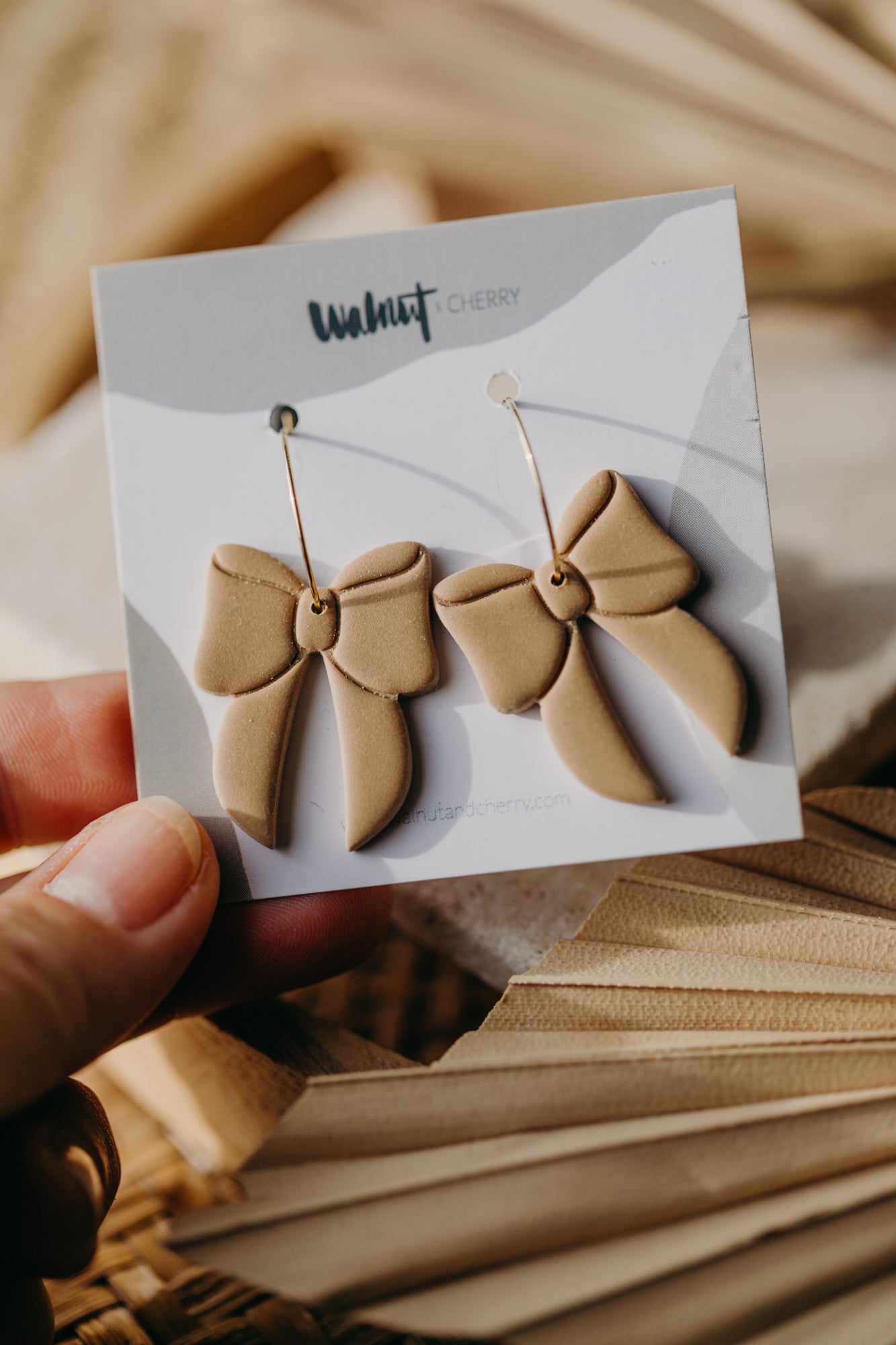 NOELLE - beige Polymer Ton Ohrringe in Schleifenform