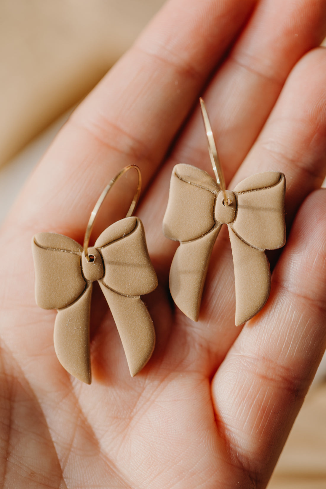NOELLE - beige Polymer Ton Ohrringe in Schleifenform