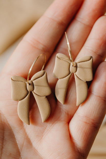 NOELLE - beige Polymer Ton Ohrringe in Schleifenform
