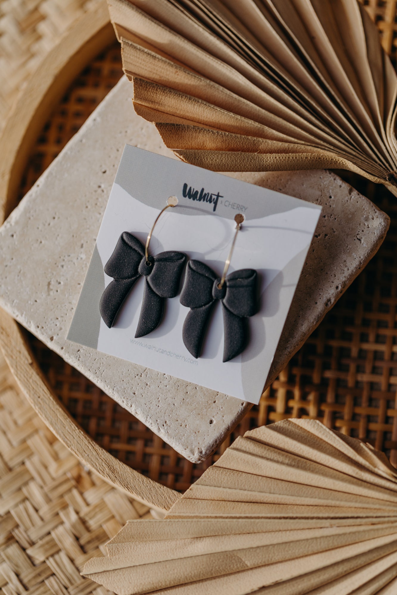 NOELLE - schwarze Polymer Ton Ohrringe in Schleifenform