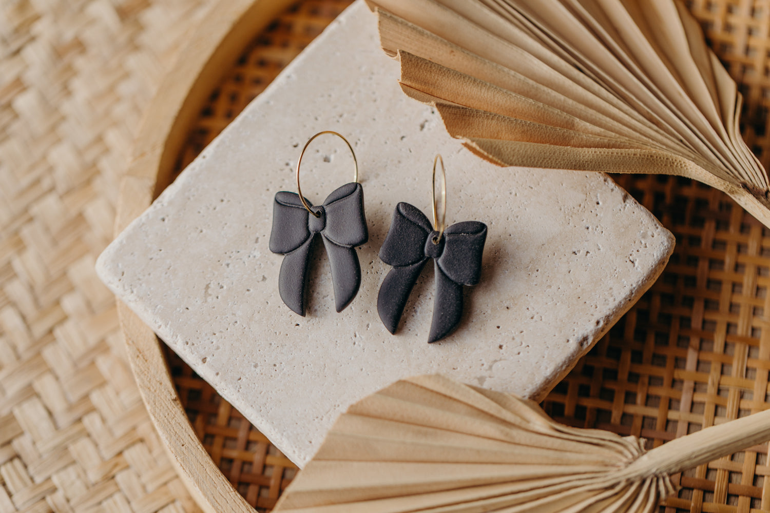 NOELLE - schwarze Polymer Ton Ohrringe in Schleifenform