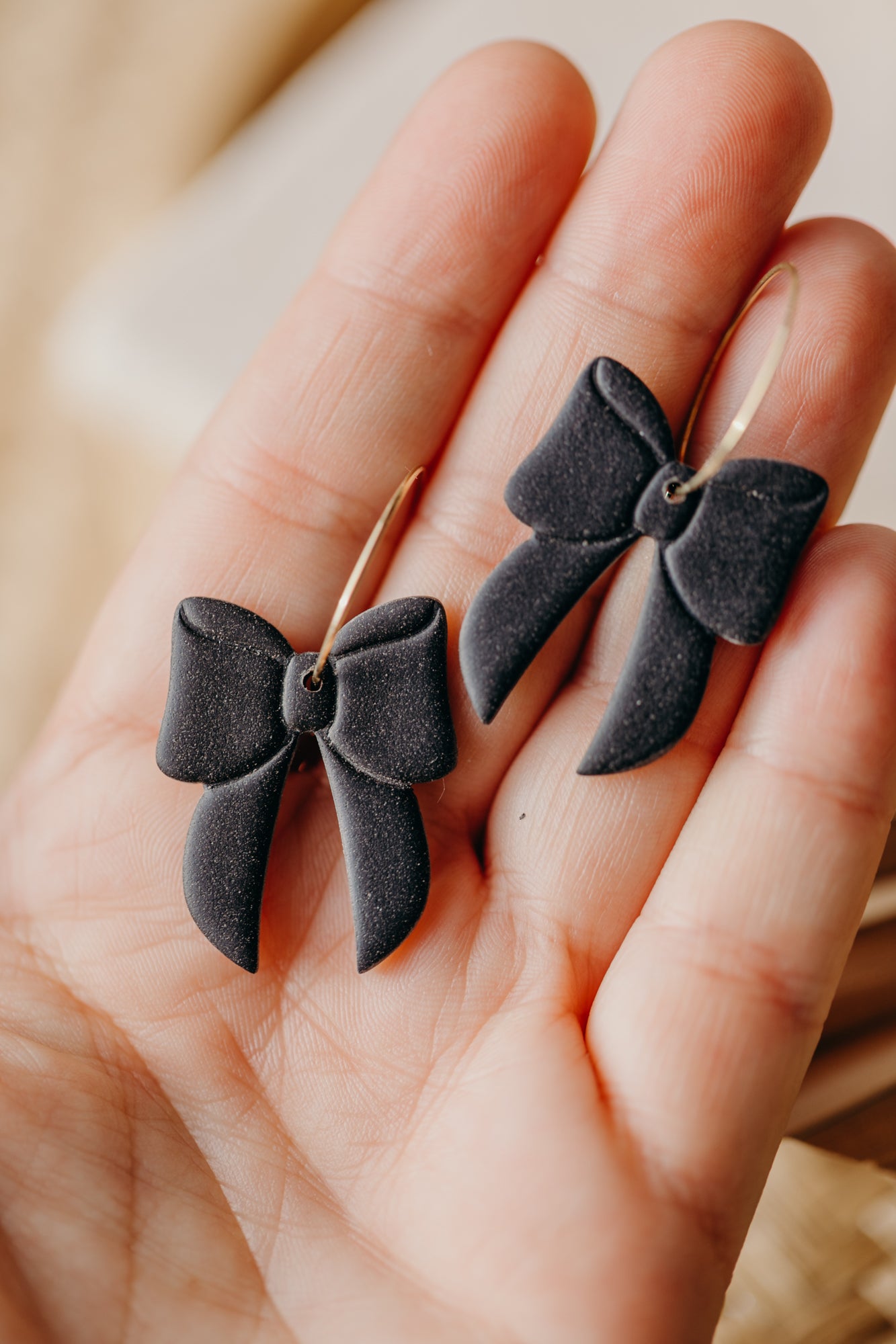 NOELLE - schwarze Polymer Ton Ohrringe in Schleifenform