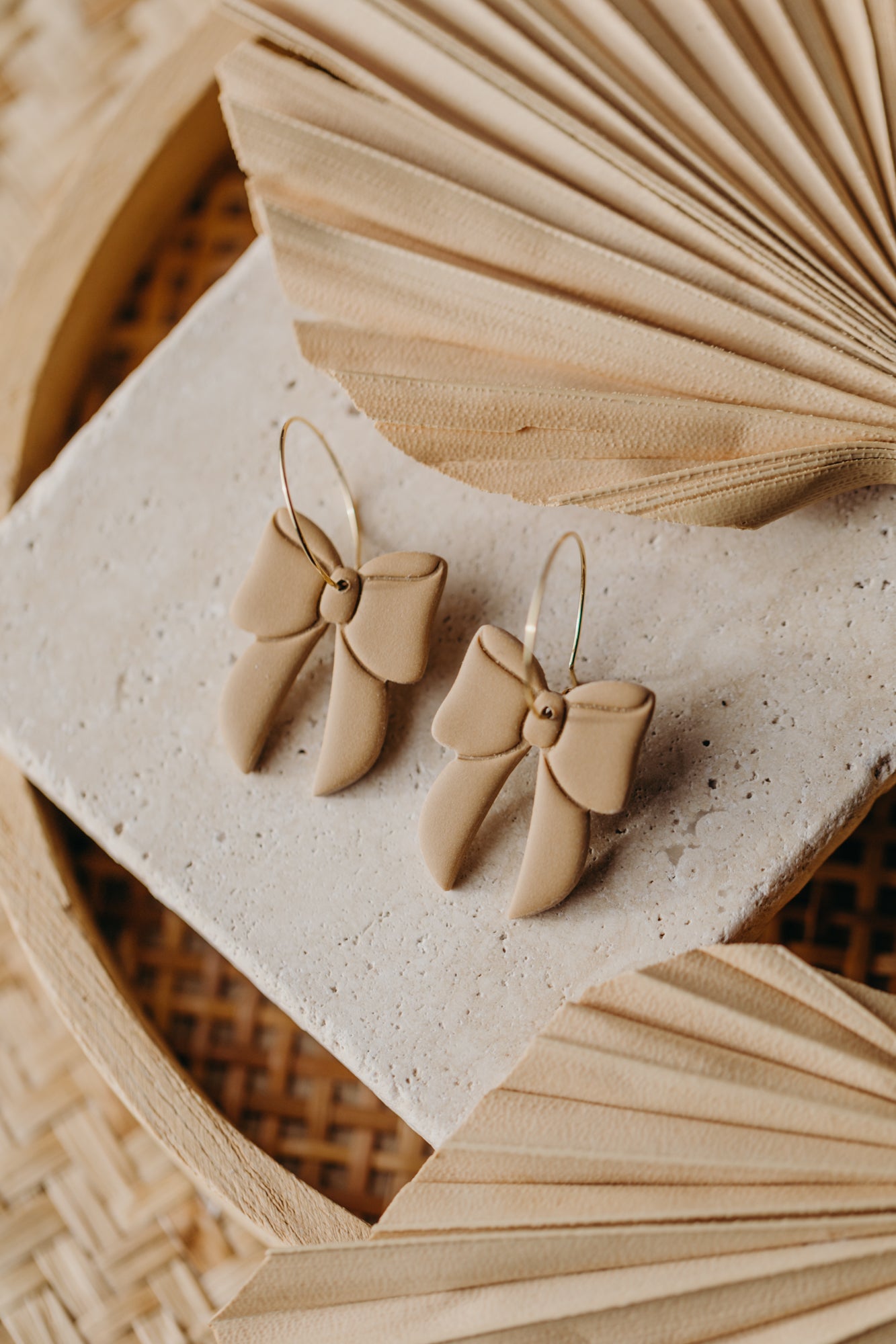 NOELLE - beige Polymer Ton Ohrringe in Schleifenform