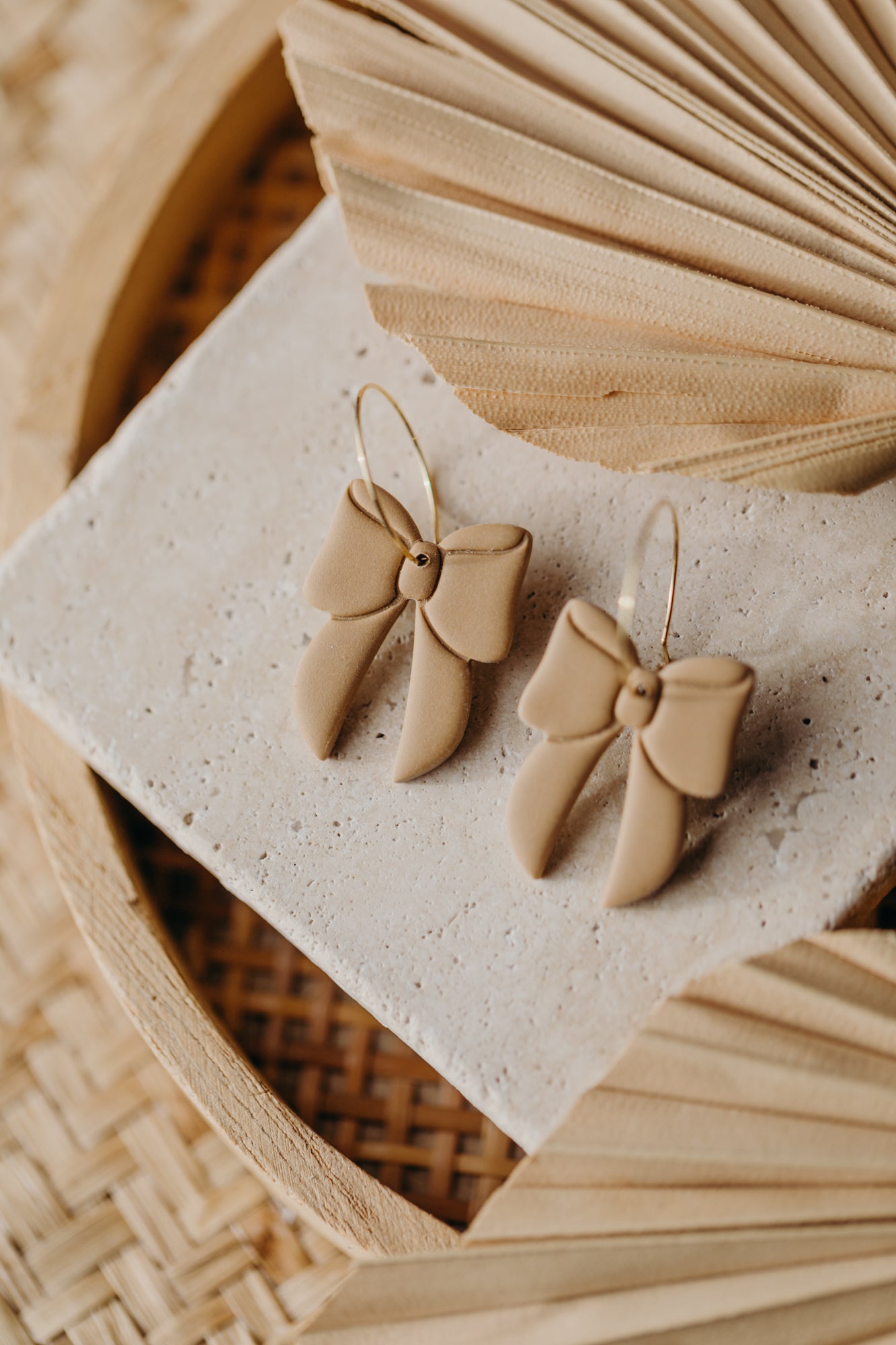 NOELLE - beige Polymer Ton Ohrringe in Schleifenform