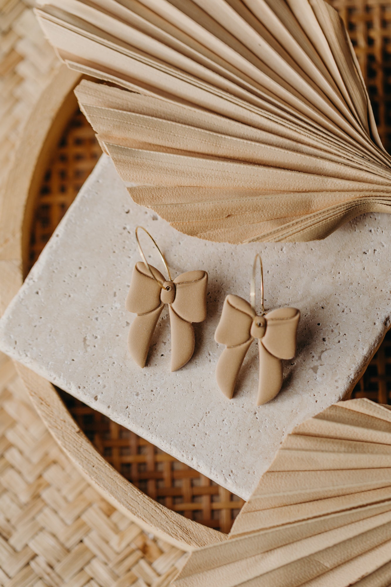 NOELLE - beige Polymer Ton Ohrringe in Schleifenform