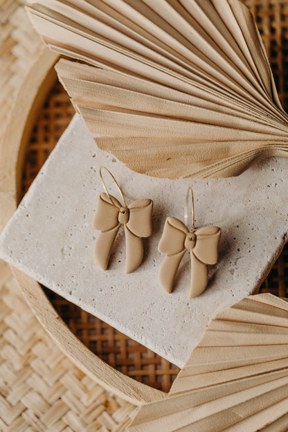 NOELLE - beige Polymer Ton Ohrringe in Schleifenform