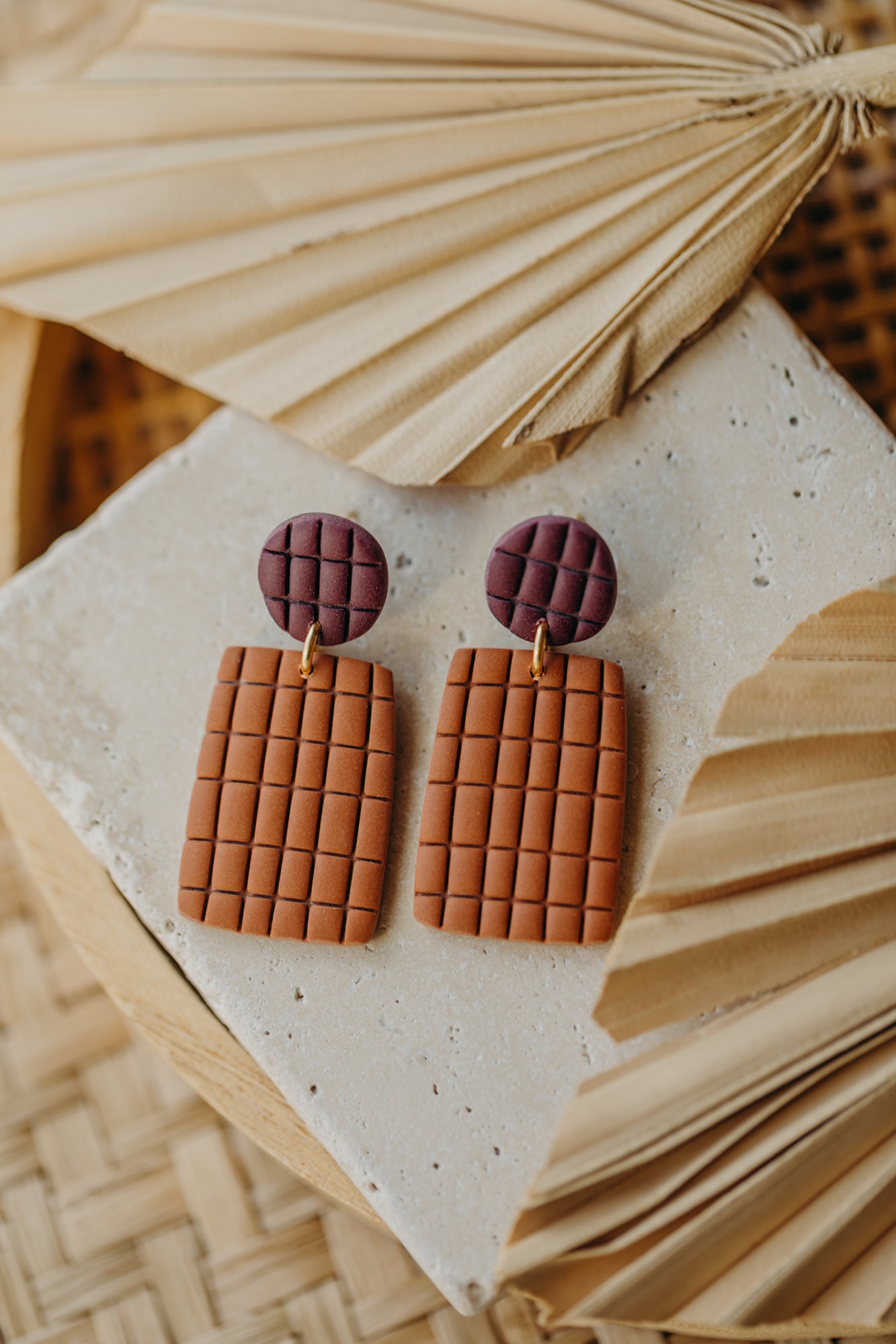 NOOZA – eckige Ohrringe in Zimt &amp; Merlot