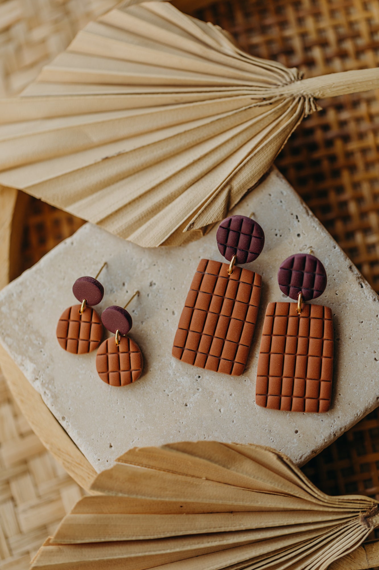NOOZA – eckige Ohrringe in Zimt &amp; Merlot
