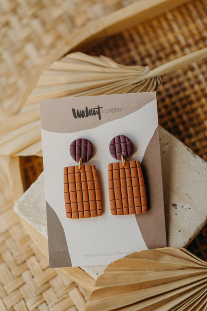 NOOZA – eckige Ohrringe in Zimt &amp; Merlot