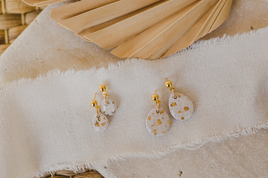 NOMI - weiße kleine Tropfenohrringe mit Blattgold