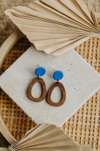 NUKI - ovale Polymer Ton Ohrringe in Kornblumenblau mit Holzanhänger