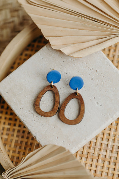 NUKI - ovale Polymer Ton Ohrringe in Kornblumenblau mit Holzanhänger