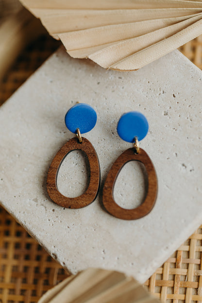 NUKI - ovale Polymer Ton Ohrringe in Kornblumenblau mit Holzanhänger