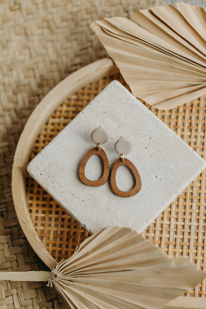 NUKI - ovale Polymer Ton Ohrringe in Kieselstein mit Holzanhänger