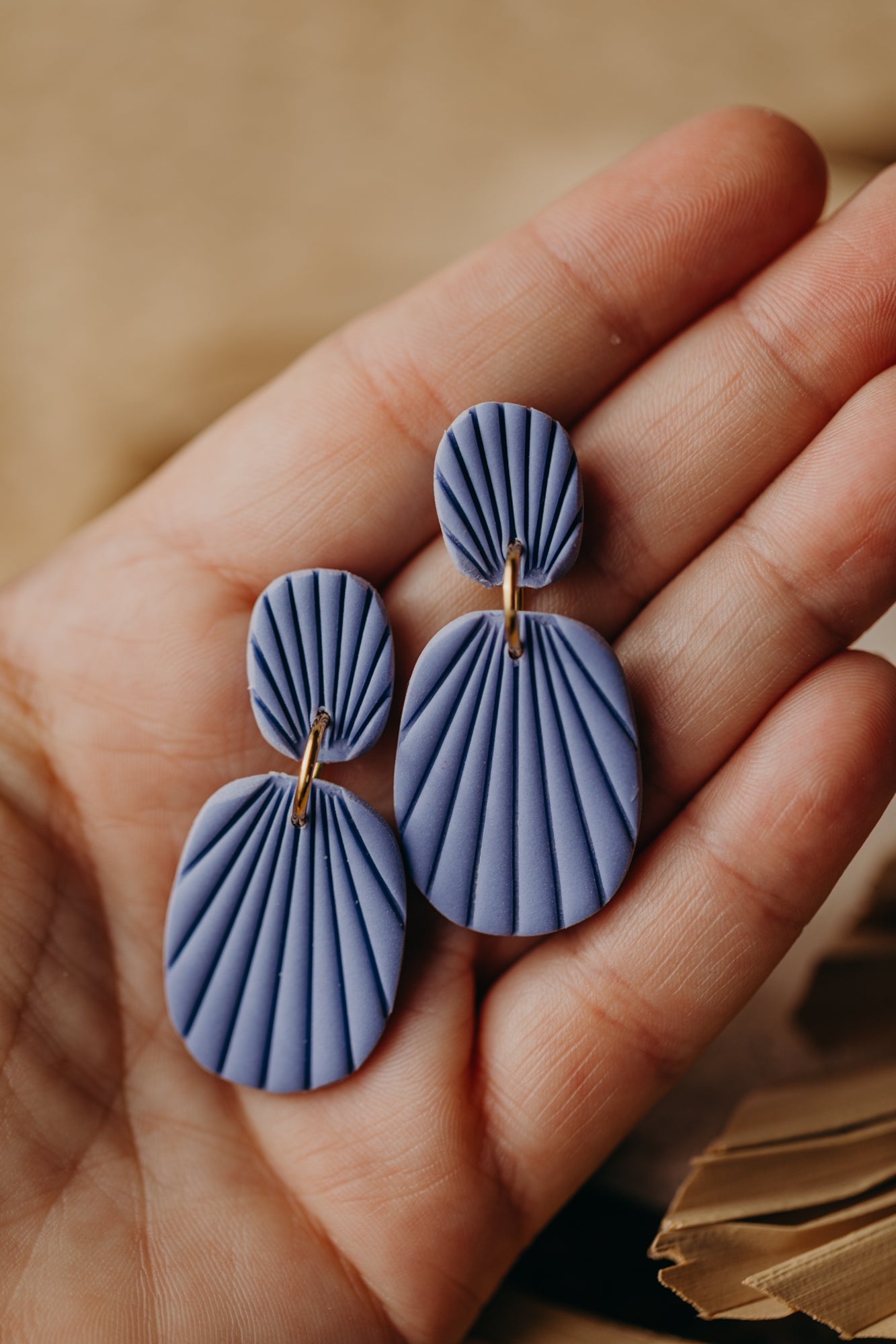 OLIVIA - ovale Polymer Ton Ohrringe mit Streifen in Distelblau