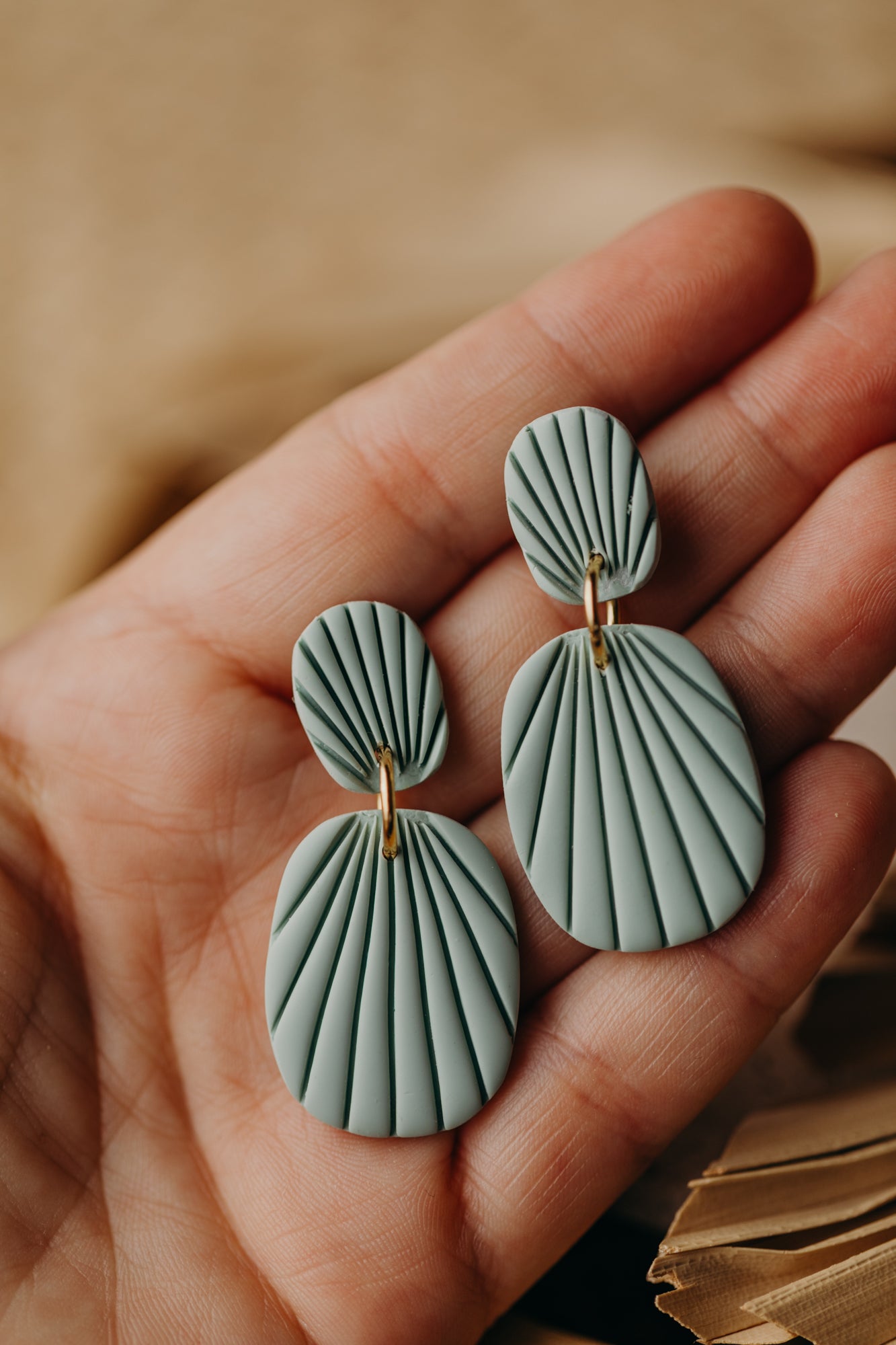 OLIVIA - ovale Polymer Ton Ohrringe mit Streifen in Salbei