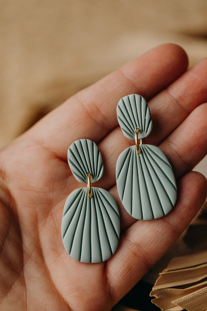 OLIVIA - ovale Polymer Ton Ohrringe mit Streifen in Salbei