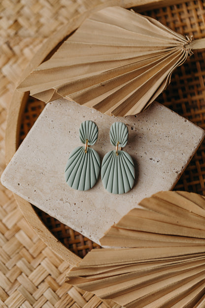 OLIVIA - ovale Polymer Ton Ohrringe mit Streifen in Salbei