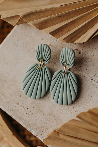 OLIVIA - ovale Polymer Ton Ohrringe mit Streifen in Salbei