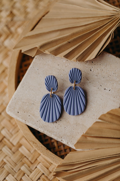 OLIVIA - ovale Polymer Ton Ohrringe mit Streifen in Distelblau