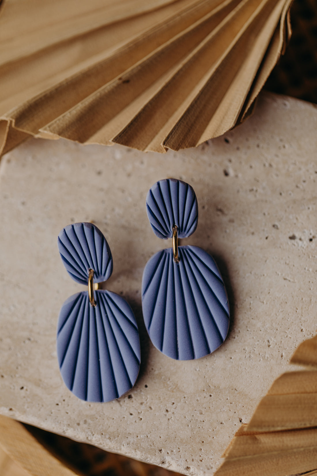 OLIVIA - ovale Polymer Ton Ohrringe mit Streifen in Distelblau