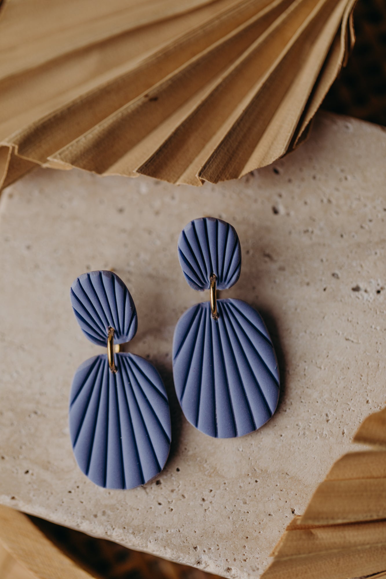 OLIVIA - ovale Polymer Ton Ohrringe mit Streifen in Distelblau