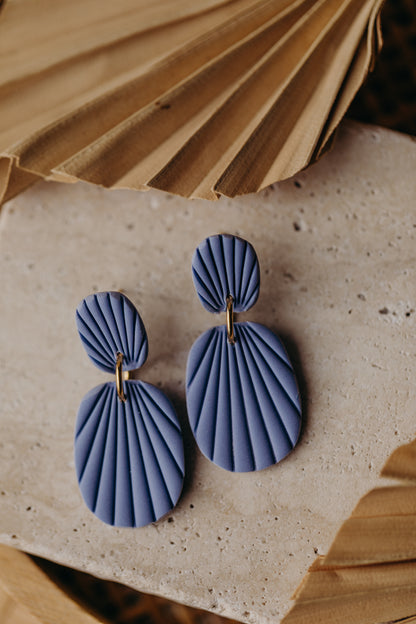 OLIVIA - ovale Polymer Ton Ohrringe mit Streifen in Distelblau