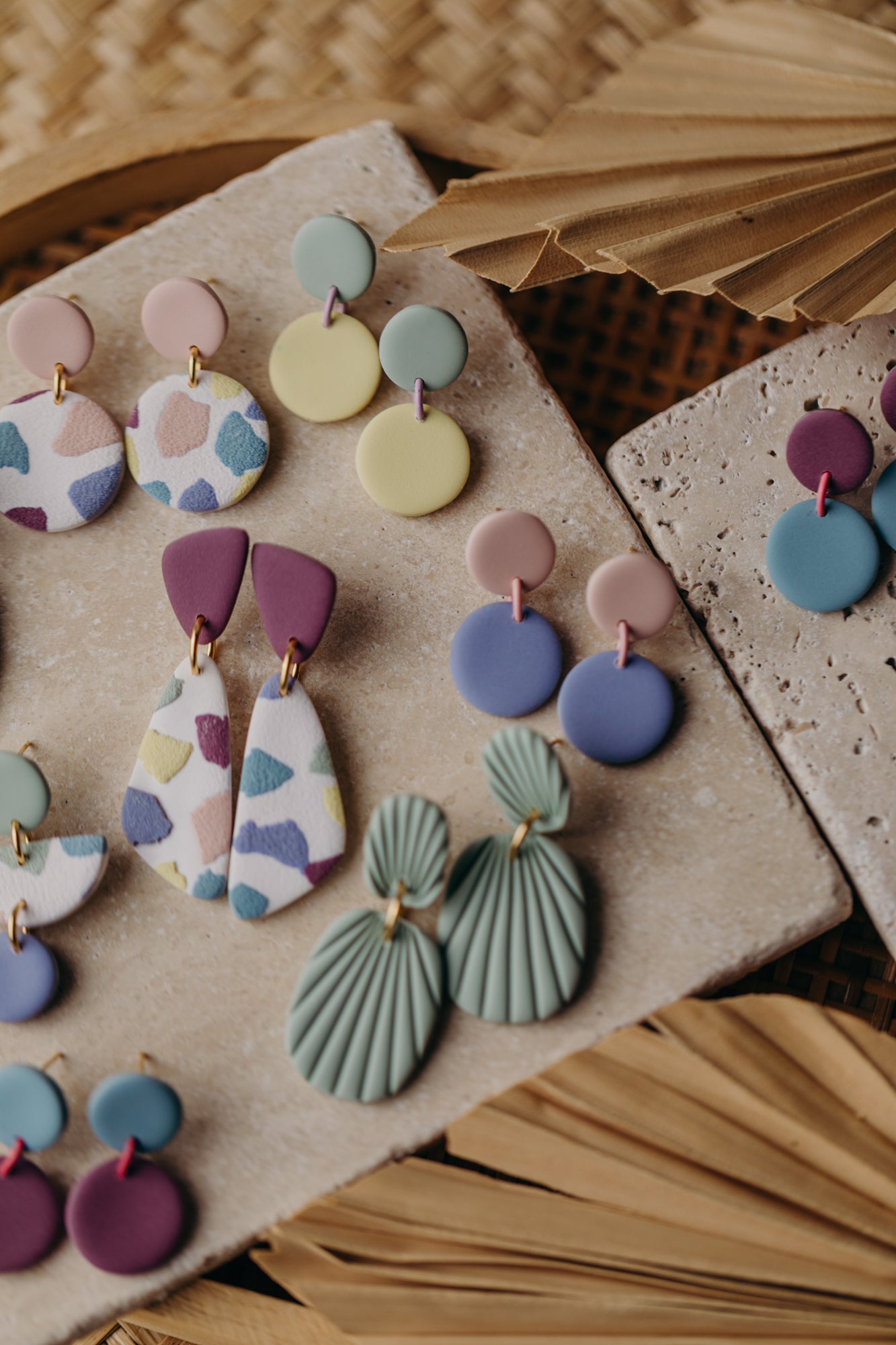 OLIVIA - ovale Polymer Ton Ohrringe mit Streifen in Salbei