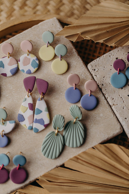 OLIVIA - ovale Polymer Ton Ohrringe mit Streifen in Salbei