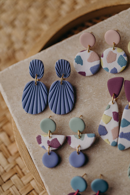 OLIVIA - ovale Polymer Ton Ohrringe mit Streifen in Distelblau