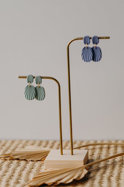 OLIVIA - ovale Polymer Ton Ohrringe mit Streifen in Distelblau