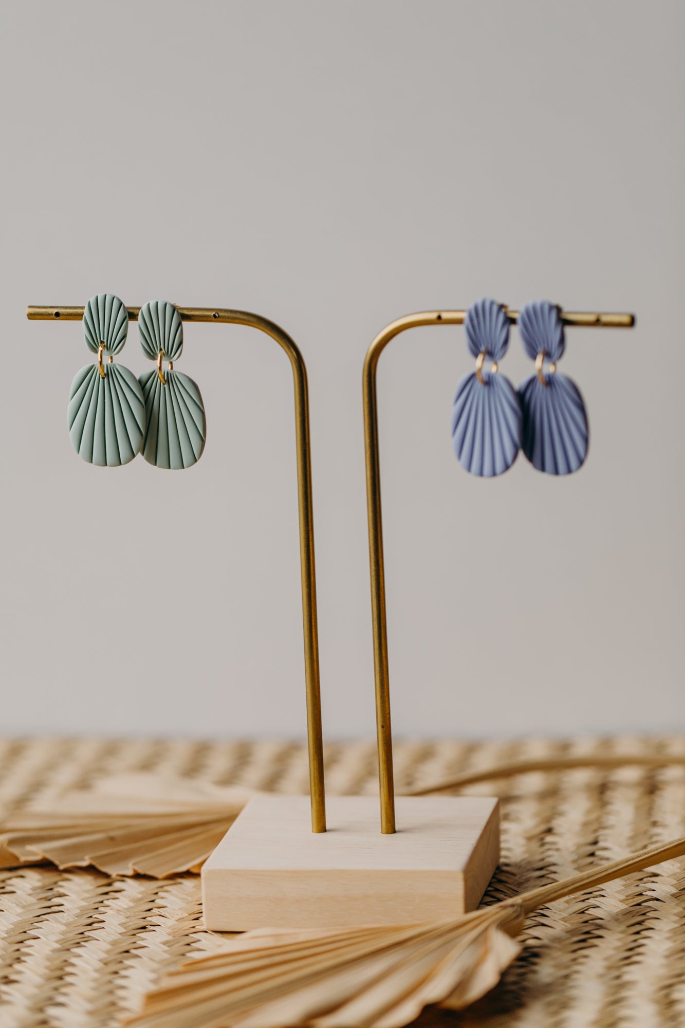 OLIVIA - ovale Polymer Ton Ohrringe mit Streifen in Salbei